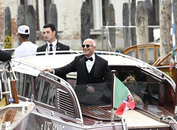 El fundador de Amazon, Jeff Bezos, sale de su hotel en Venecia