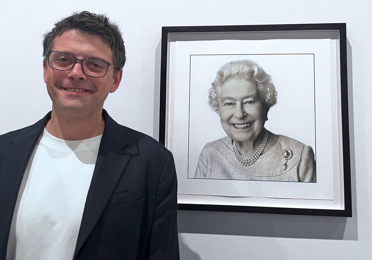Fenton Bailey ante el retrato de Isabel II realizado por su padre en 2014.