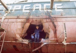 Imagen del destrozo que una de las bombas colocadas por comandos franceses abrió en el Rainbow Warrior.