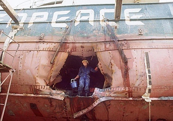 Imagen del destrozo que una de las bombas colocadas por comandos franceses abrió en el Rainbow Warrior.