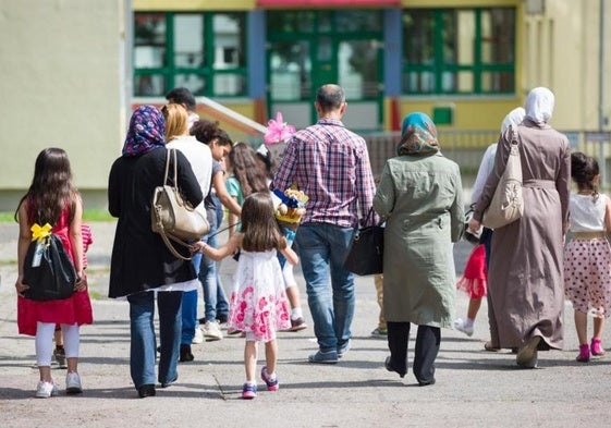 Un grupo de familias inmigrantes acuden con sus hijos a un colegio en la localidad alemana de Halle.