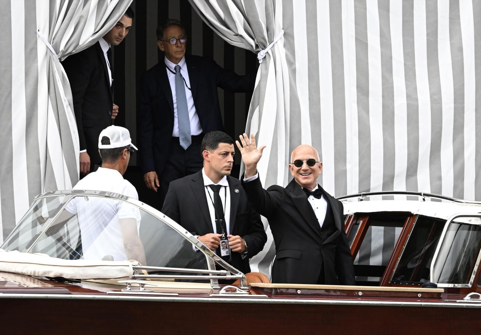 Jeff Bezos subido a una lancha en la celebración de su boda en Venecia
