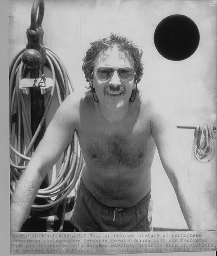 Imagen secundaria 2 - Arriba, una imagen del Rainbow Warrior hundido. Fotograma del juicio a los comandos franceses yFernando Pereira, el fotógrafo que murió en el atentado.