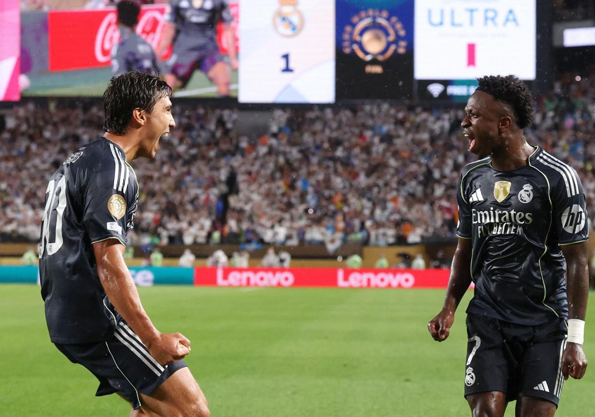Gonzalo y Vinicius celebran el primero de los tres goles que le dieron la victoria al Real Madrid contra el Salzburgo.