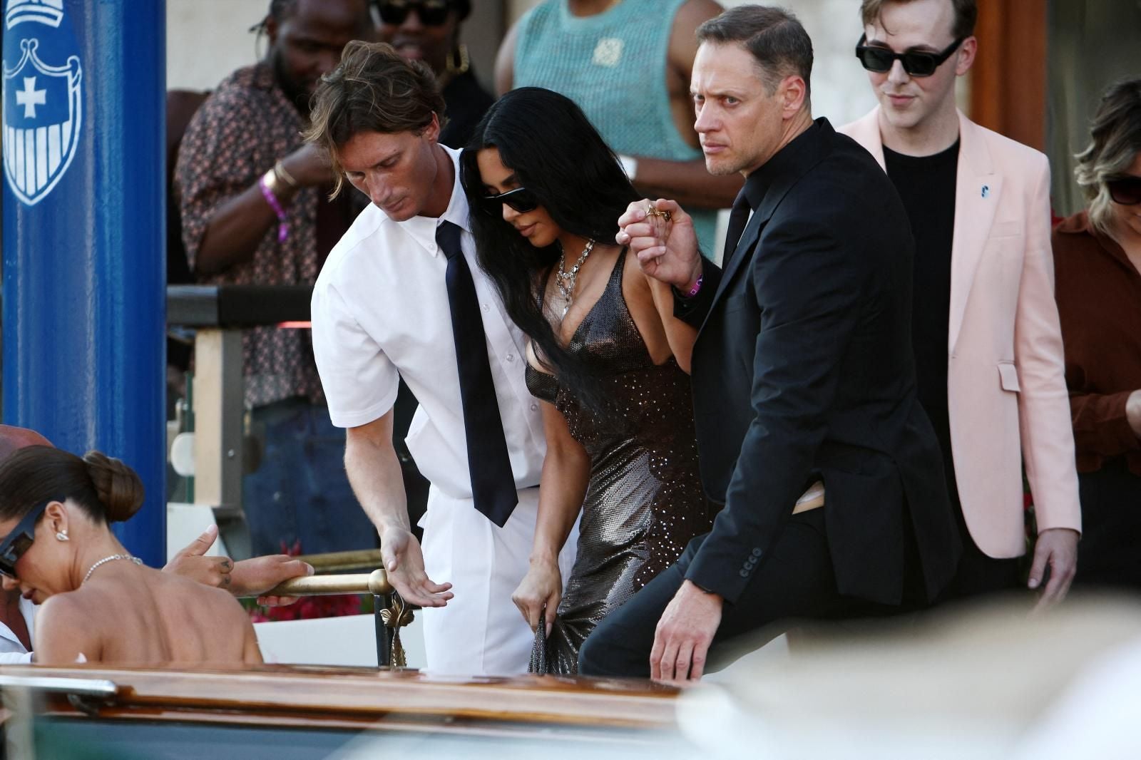 Kim Kardashian suben a una barca para cruzar Venecia