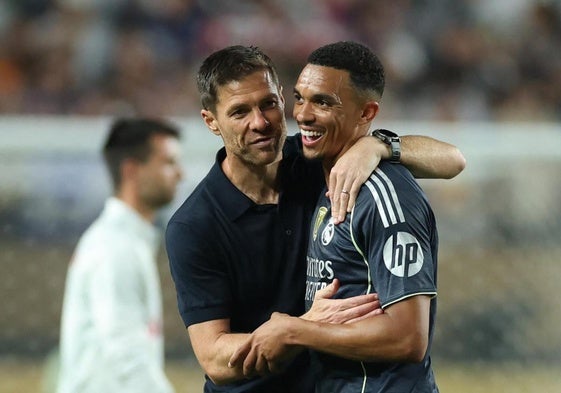 Xabi Alonso abraza a Trent Alexander-Arnold tras el partido ante el Salzburgo.