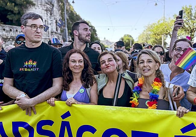 La vicepresidenta segunda del gobierno de España, Yolanda Díaz, en el desfile de Budapest.