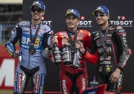 Álex Márquez, Marc Márquez y Marco Bezzecchi.