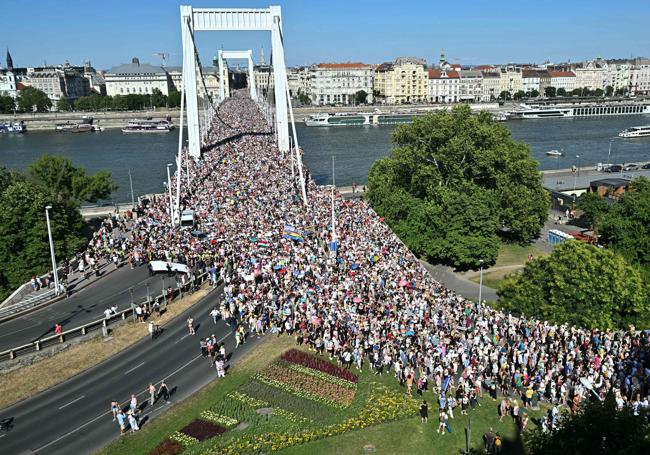 La marea LGTBI ha desbordado Budapest.