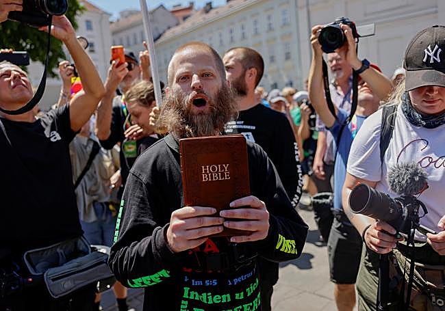 Un contramanifestante con un ejemplar de la Biblia.