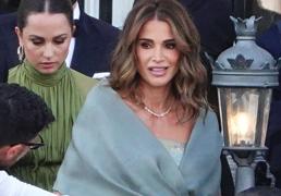 Rania de Jordania, la invitada mejor vestida de la boda de Jeff Bezos: el look con el que gana a Ivanka Trump y a las Kardashian