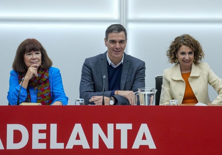 Un centenar de políticos e intelectuales piden elecciones «de forma urgente» y la regeneración del PSOE