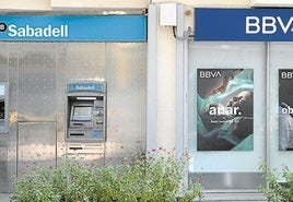 Oficinas de Sabadell y de BBVAen una calle de Barcelona.
