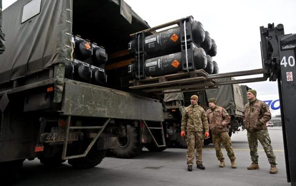 Un cargamento de proyectiles Javelin de camino a Kiev, a la que EE UU suministra armas.