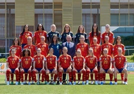 Las 23 internacionales junto a la seleccionadora, Montse Tomé, y el presidente de la FEF, Rafael Louzán.