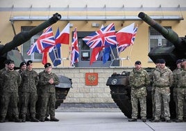 Soldados británicos y polacos posan antes de que los políticos pasen revista a las tropas.