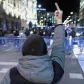 Un manifestante hace un gesto despectivo a la Policía en una protesta ante el Congreso.