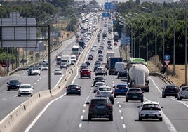Varios vehículos circulan durante la primera operación salida de verano 2025, en la autovía A4,