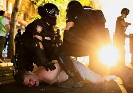 La Policía inmoviliza a un manifestante durante las protestas del sábado en Belgrado.