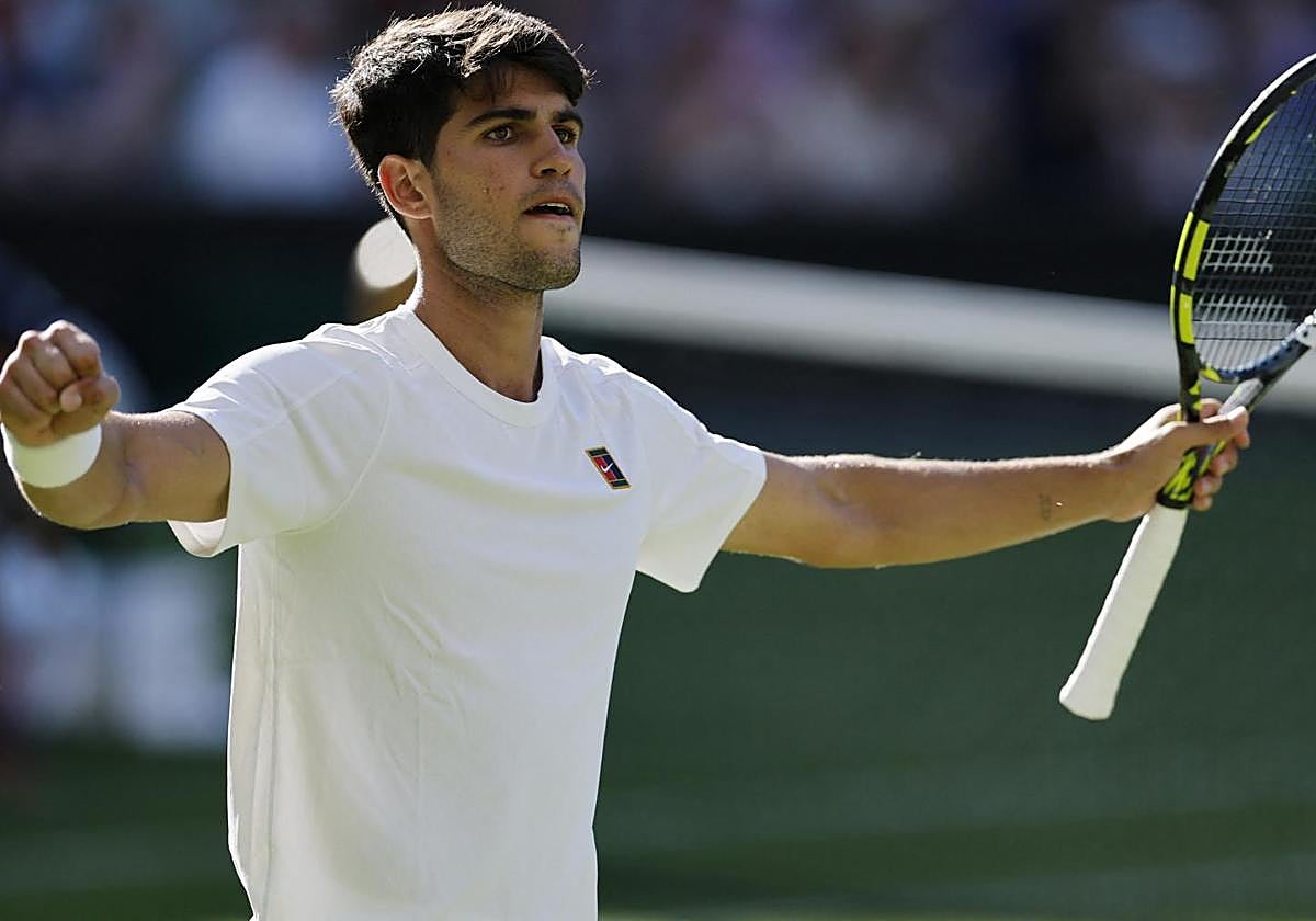 Carlos Alcaraz celebra su victoria ante Fognini.