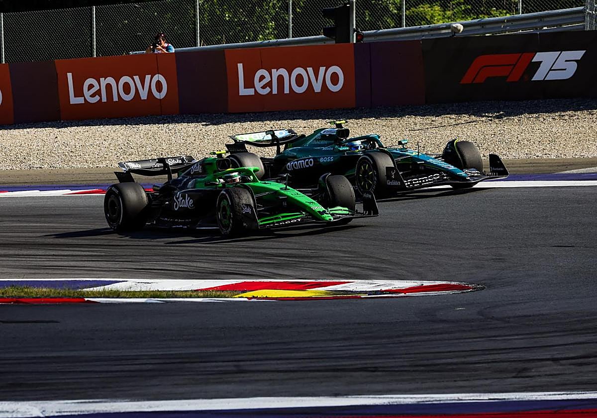 Fernando Alonso (d), junto a Gabriel Bortoleto durante el GP de Austria.
