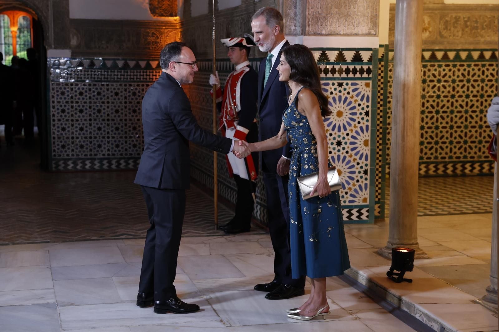 El rey Felipe VI y la reina Letizia saludan al primer ministro de Andorra, Xavier Espot Zamora