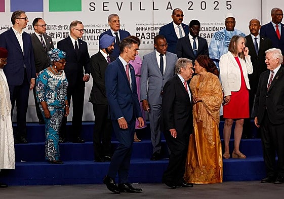 Pero Sánchez posa junto al secretario general de la ONU, António Guterres, a otros dirigente mundiales en la cumbre de Sevilla.