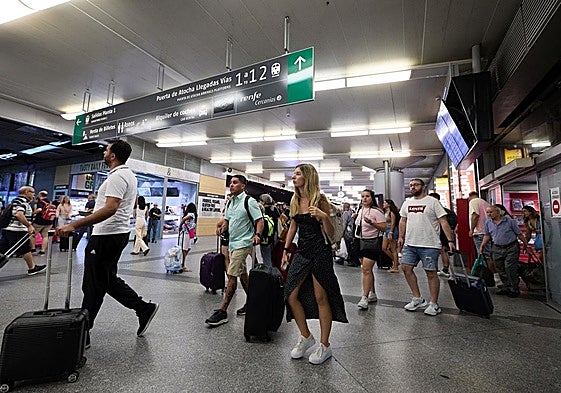Viajeros en la estación de Atocha.