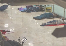 Personas pernoctan en la T4 de Barajas.
