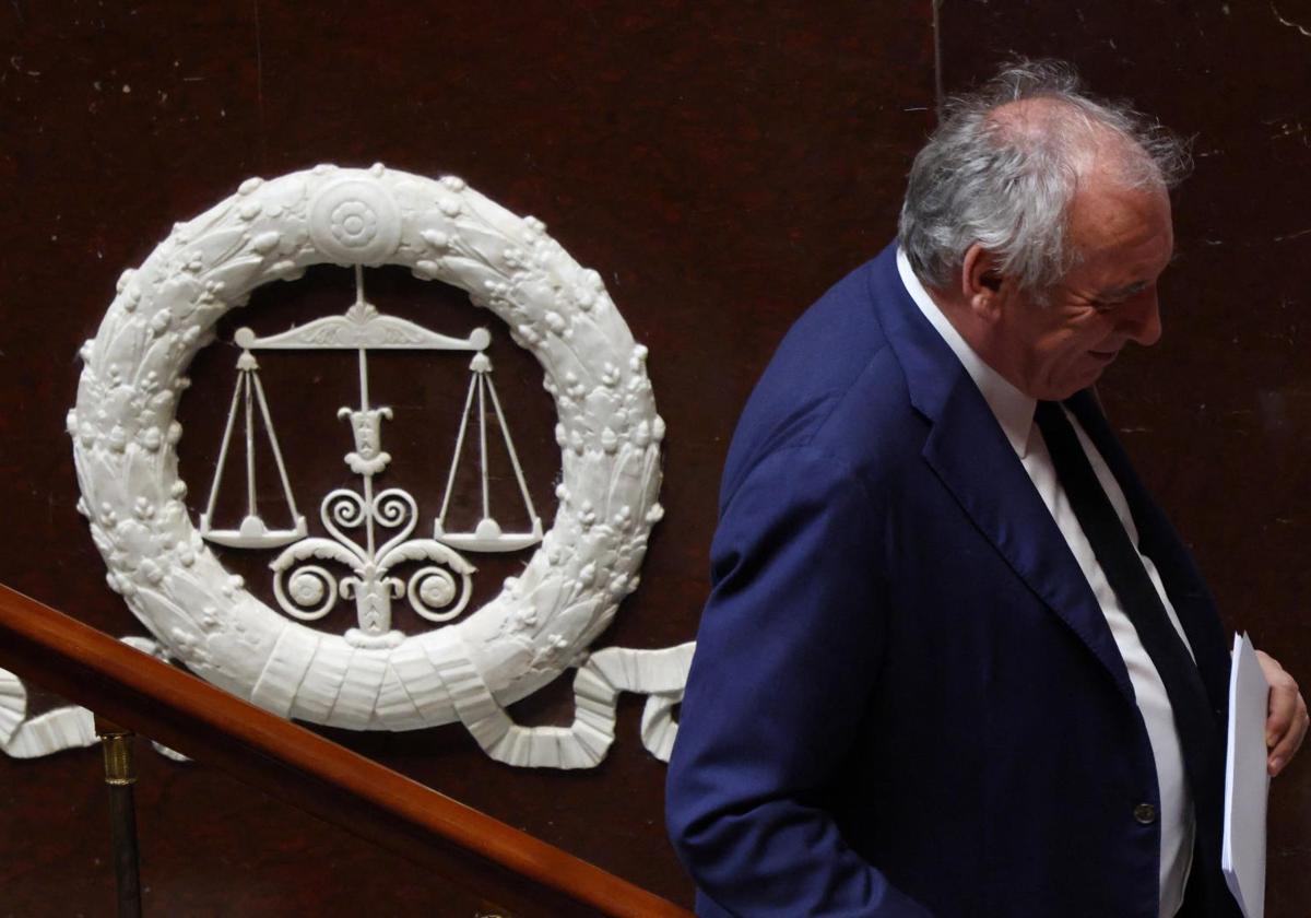 Le Pen salva a Bayrou en la octava moción de censura en...