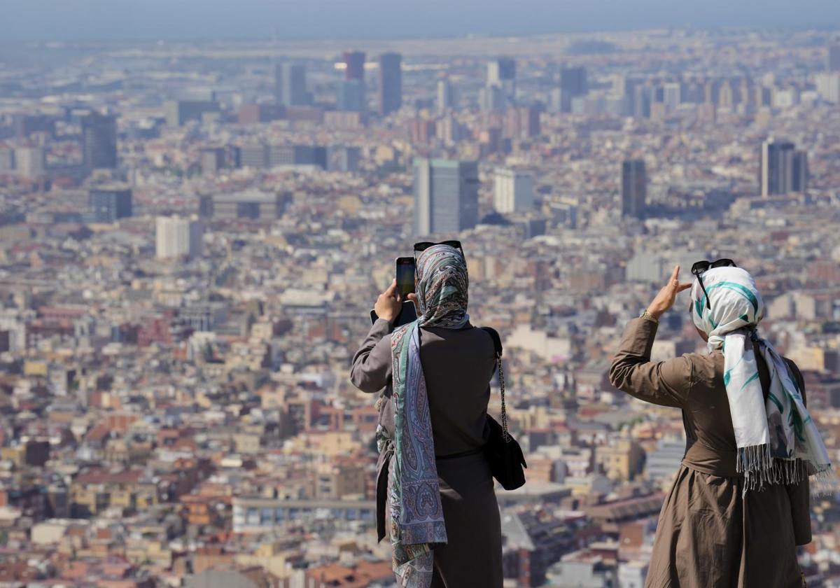 Tourists at Turó de la Rovira in Barcelona on the third day of the first heatwave of 2025.