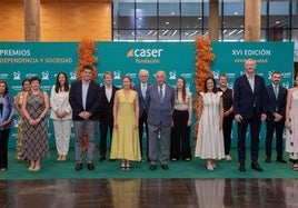 Foto de familia de los premios Dependencia y Sociedad de la Fundación Caser