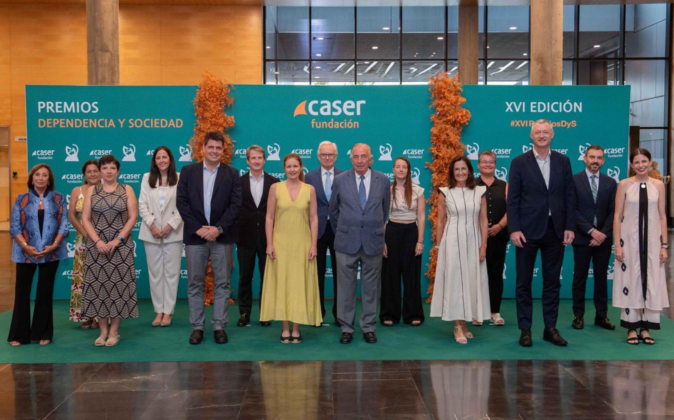 Foto de familia de los premios Dependencia y Sociedad de la Fundación Caser