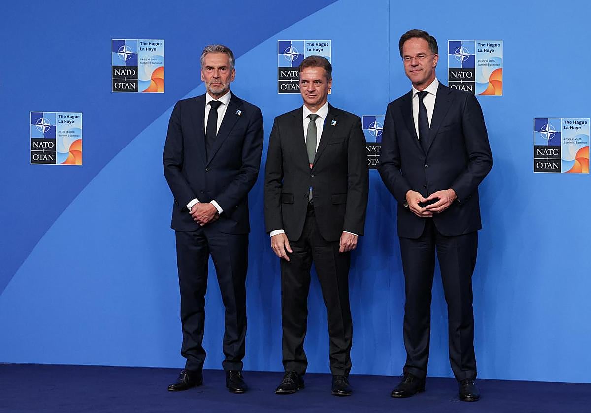 El primer ministro esloveno, Robert Golob, flanqueado por su homólogo holandés, Dick Schoof, y Mark Rutte en la pasada cumbre de la OTAN.