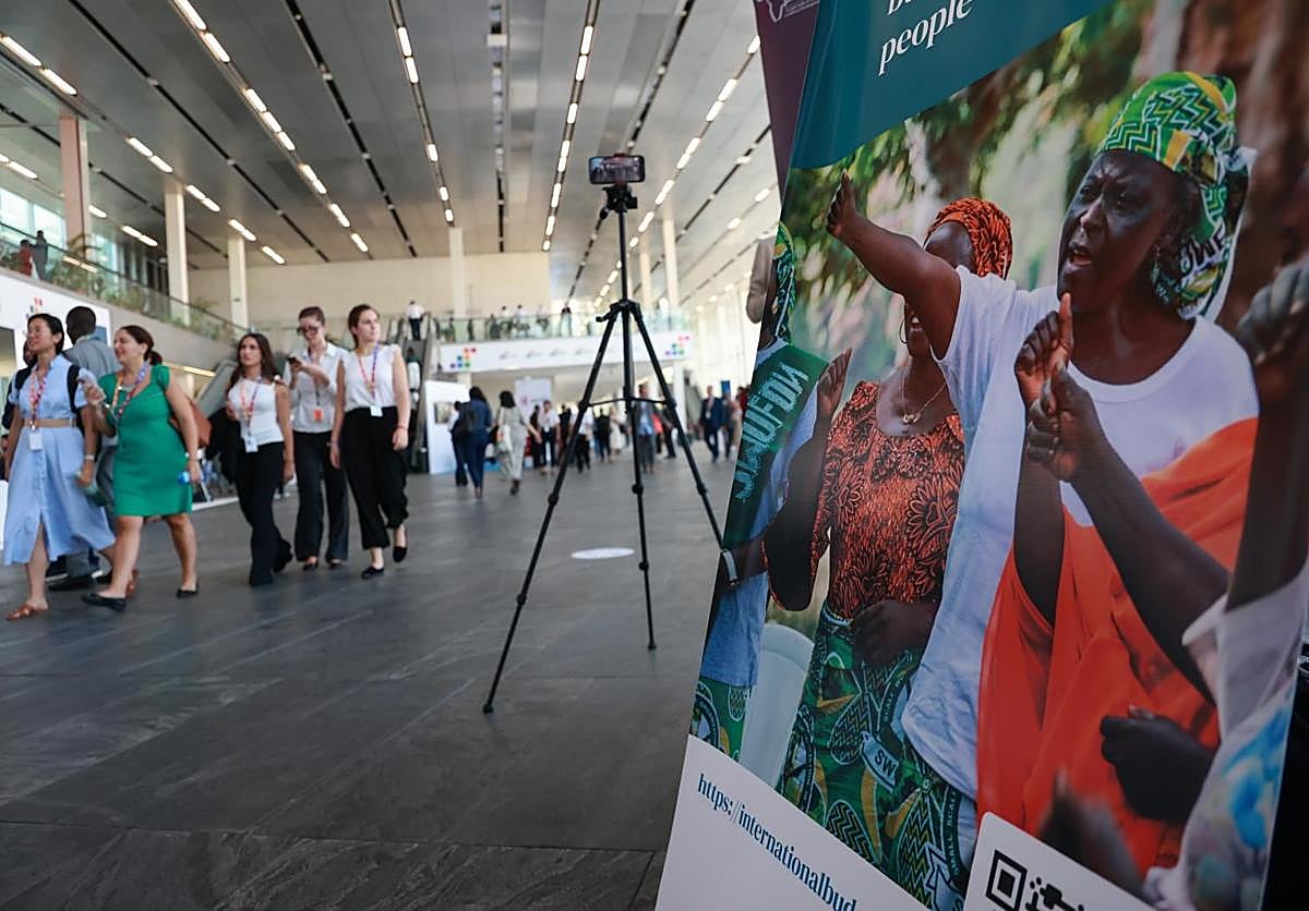 Cartel de una ONG en el hall del recito donde se celebra la cumbre de la ONU en Sevilla.