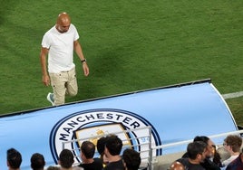 Pep Guardiola se dirige al banquillo durante el partido de octavos del Mundial de Clubes