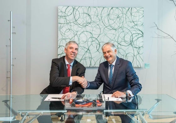 El presidente del Comité Ejecutivo de Ifema Madrid, José Vicente de los Mozos, y el presidente del Real Automóvil Club de España (RACE), Carmelo Sanz de Barros.