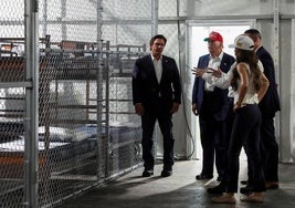 Trump y Kristi Noem, secretaria de Seguridad Nacional, visitan el centro de detención 'Caimán Alcatraz'.
