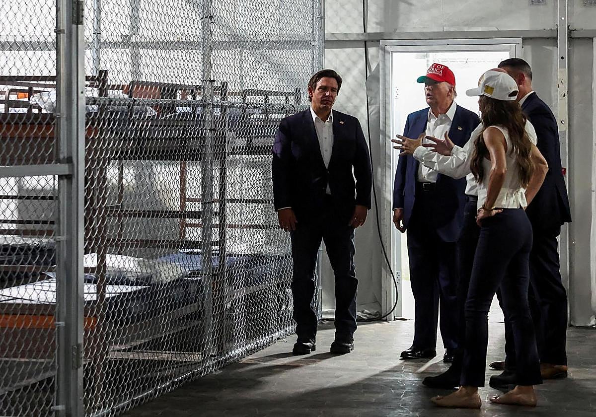 Trump y Kristi Noem, secretaria de Seguridad Nacional, visitan el centro de detención 'Caimán Alcatraz'.