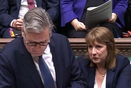 Rachel Reeves llora mientras Keir Starmer responde a las preguntas de la oposición en el Parlamento.