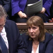 Rachel Reeves llora mientras Keir Starmer responde a las preguntas de la oposición en el Parlamento.
