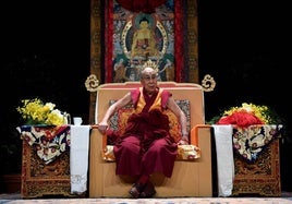 El Dalai Lama durante una ceremonia.