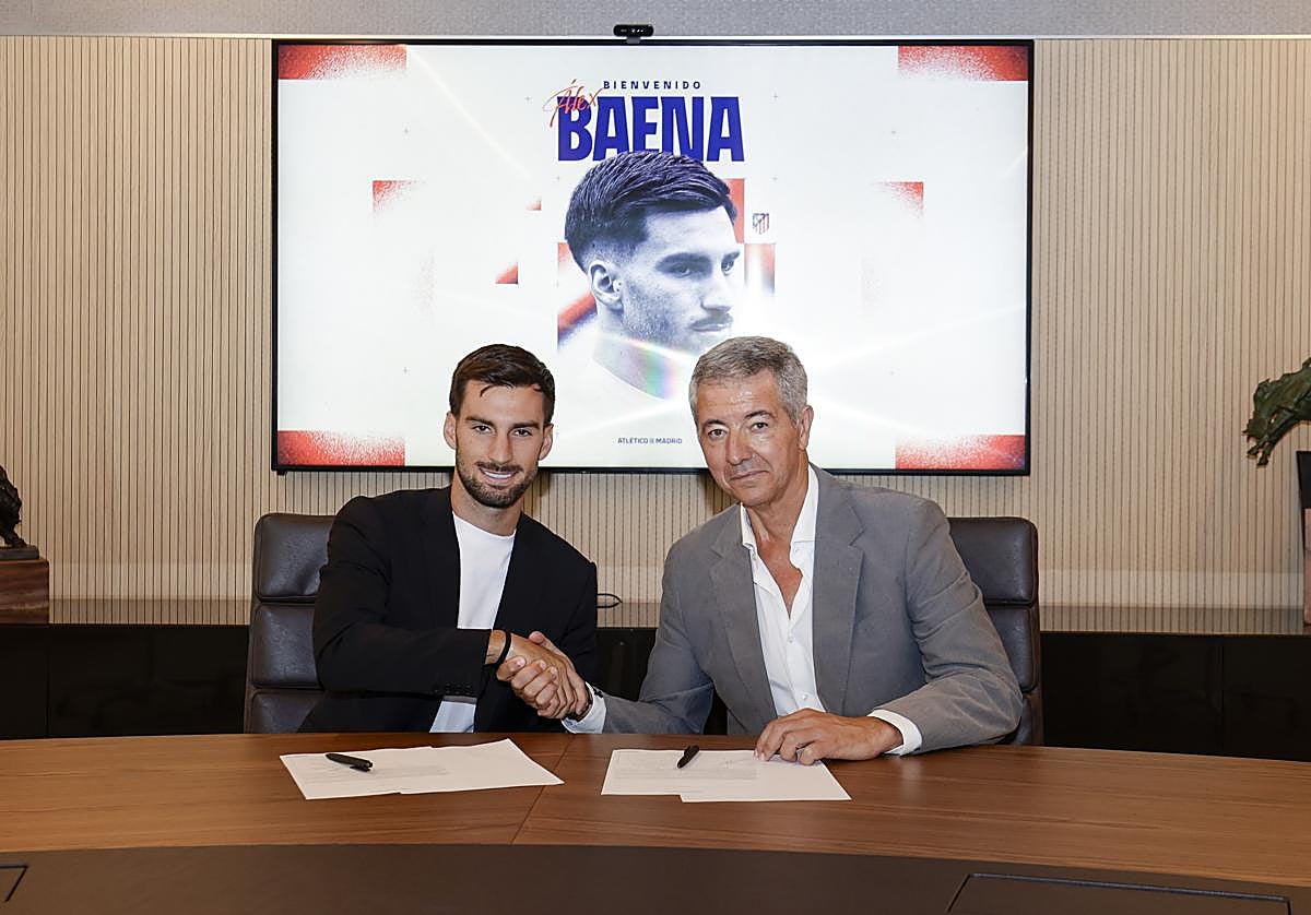 Álex Baena y Miguel Ángel Gil Marín, durante la firma del contrato.