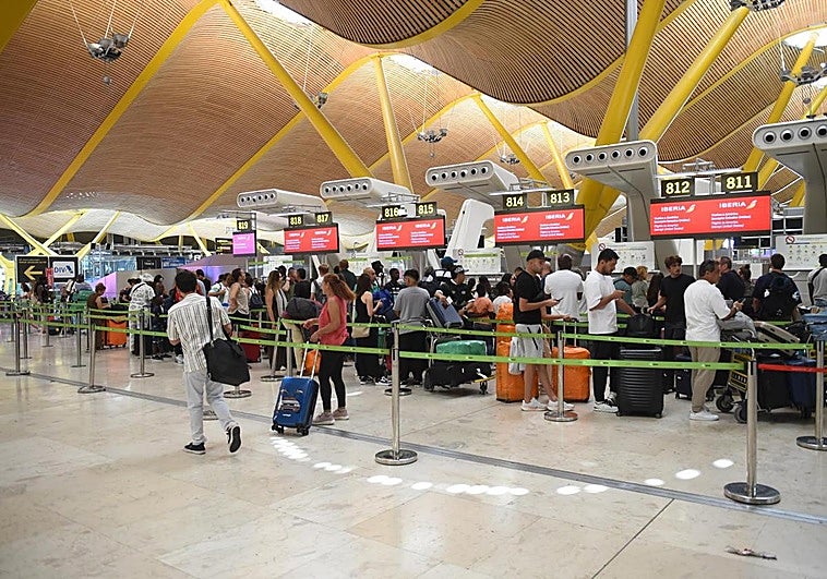 Varias personas en los mostradores del aeropuerto Adolfo Suárez Madrid-Barajas, este miércoles