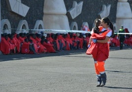 Una trabajadora de Cruz Roja, con una menor migrante en El Hierro.