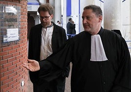 El exvicepresidente de Ubisoft, Tommy Francois, izquierda, camina detrás de su abogado.