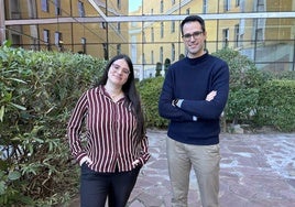 Pilar Gallego y Marcos Díaz-Gay, en los jardines de entrada al CNIO.