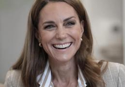 Kate Middleton tiene el look de oficina perfecto: camisa de rayas y la chaqueta de lino más elegante