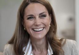 Kate Middleton tiene el look de oficina perfecto: camisa de rayas y la chaqueta de lino más elegante