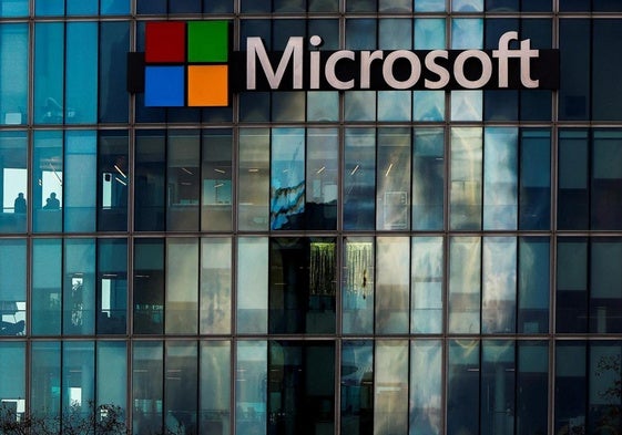 Logo de Microsoft en las oficinas de Issy-les-Moulineaux, cerca de París, Francia